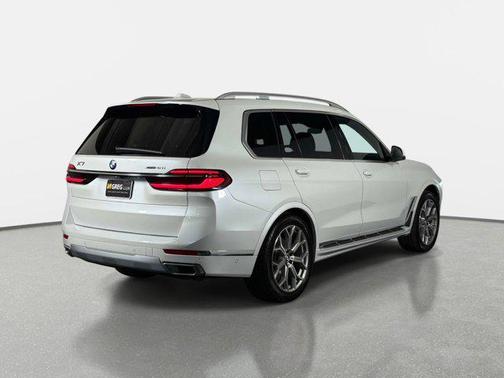 White Metallic 2026 BMW X7 xDrive40i