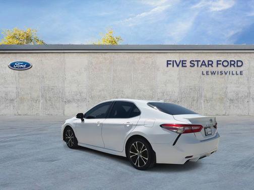 Super White 2019 Toyota Camry SE