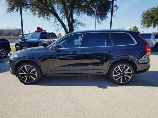 2022 Volvo XC90 T6 Momentum