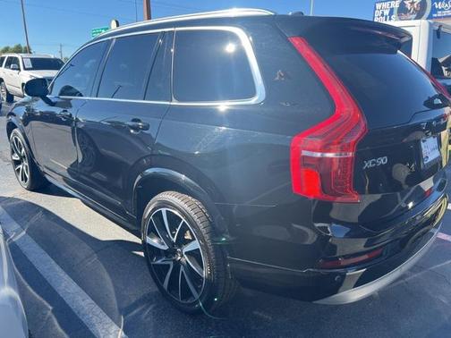 2022 Volvo XC90 T6 Momentum