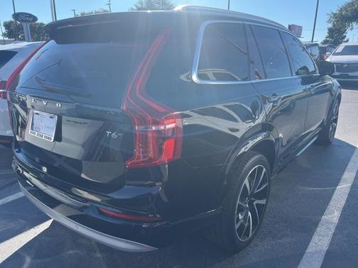 2022 Volvo XC90 T6 Momentum