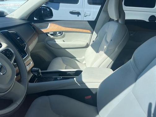 2022 Volvo XC90 T6 Momentum