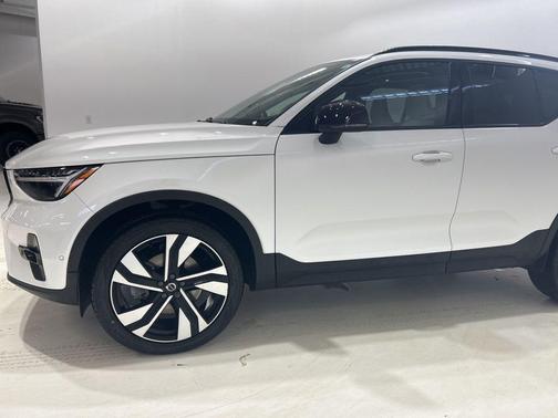 2024 Volvo XC40 B5 Plus Dark Theme