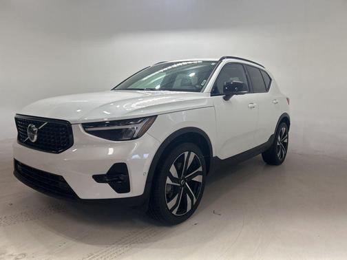 2024 Volvo XC40 B5 Plus Dark Theme
