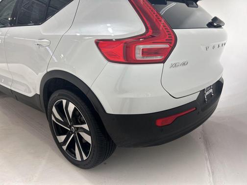 2024 Volvo XC40 B5 Plus Dark Theme