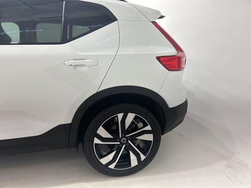 2024 Volvo XC40 B5 Plus Dark Theme
