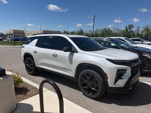 Iridescent Pearl Tricoat 2025 Chevrolet Traverse RS