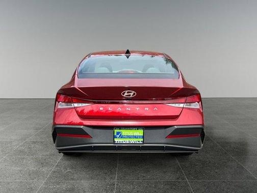 2025 Hyundai ELANTRA SE