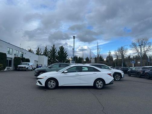 2025 Hyundai ELANTRA SE