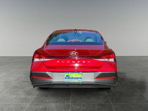 2025 Hyundai ELANTRA SE