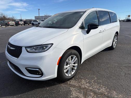 2026 Chrysler Pacifica Select