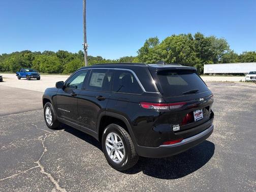 Diamond Black 2026 Jeep Grand Cherokee Laredo