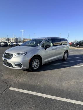 2024 Chrysler Pacifica Touring-L