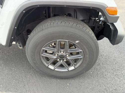 Bright White Clearcoat 2024 Jeep Gladiator Sport