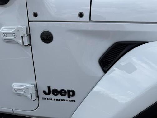 Bright White Clearcoat 2024 Jeep Gladiator Sport