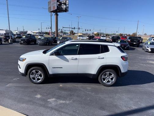 Bright White Clearcoat 2024 Jeep Compass Latitude