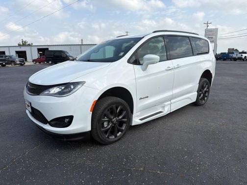 White 2019 Chrysler Pacifica Touring-L