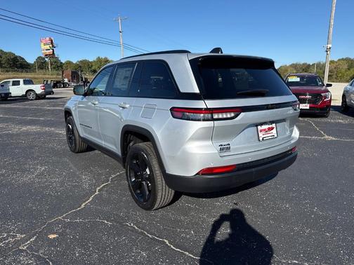 2025 Jeep Grand Cherokee Laredo