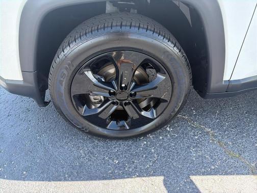 White 2021 Jeep Compass Altitude
