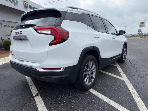White 2024 GMC Terrain SLT