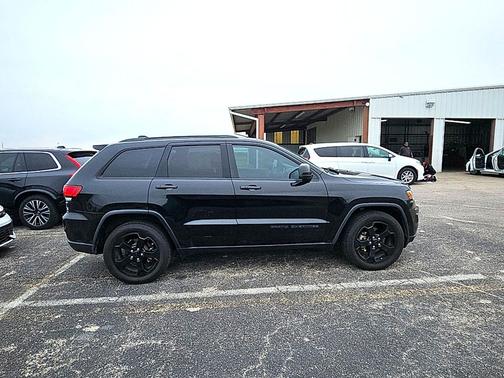 Diamond Black Crystal Pearlcoat 2019 Jeep Grand Cherokee Upland