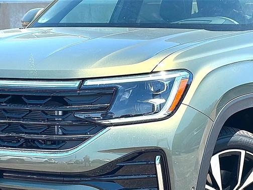 Avocado Green Pearl 2026 Volkswagen Atlas Cross Sport 2.0T SEL Premium