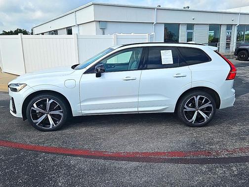 Crystal White Metallic 2024 Volvo XC60 Recharge Plug-In Hybrid T8 Ultimate Dark Theme