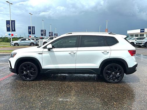Crystal White 2023 Volkswagen Taos 1.5T SE