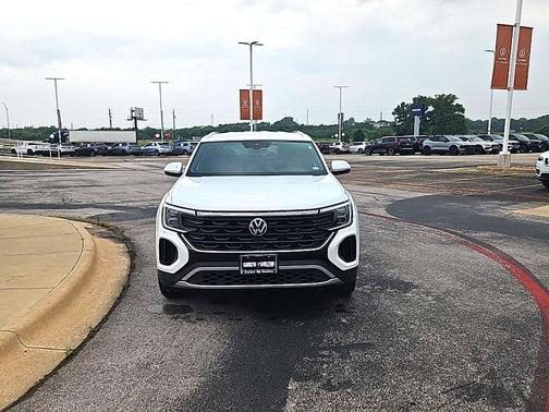 White 2024 Volkswagen Atlas Cross Sport 2.0T SE w/Technology