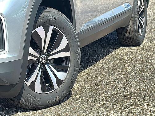 silver mist metallic 2026 Volkswagen Atlas 2.0T SE