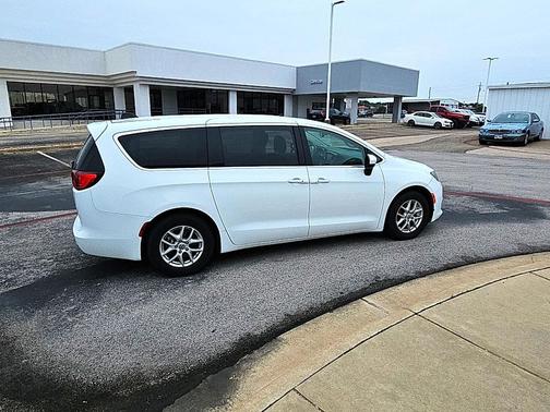 2023 Chrysler Voyager LX