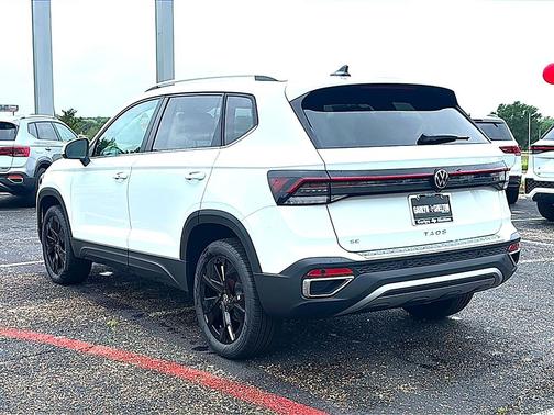 Pure White 2026 Volkswagen Taos SE