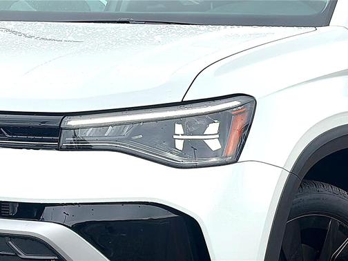 Pure White 2026 Volkswagen Taos SE