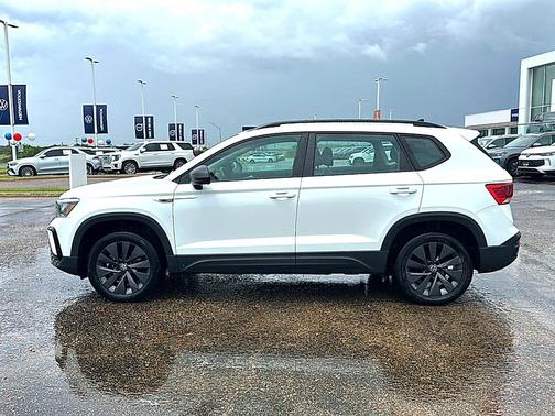 Bright White Clearcoat 2023 Volkswagen Taos 1.5T S