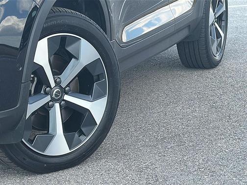 2023 Volvo XC40 B5 Plus Bright Theme