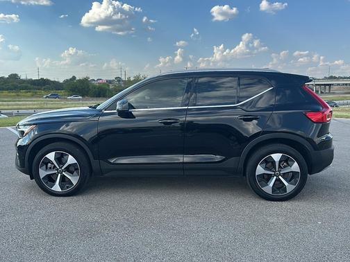 2023 Volvo XC40 B5 Plus Bright Theme