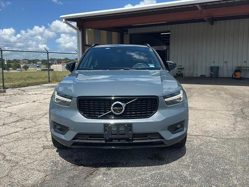 2022 Volvo XC40 T5 R-Design