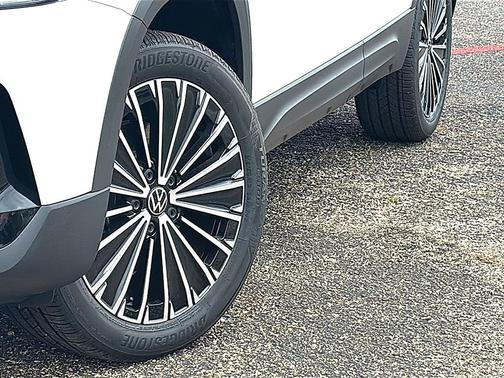 Pure White 2026 Volkswagen Taos SE