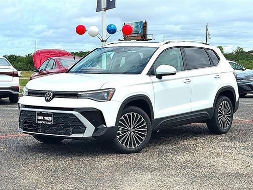 Pure White 2026 Volkswagen Taos SE