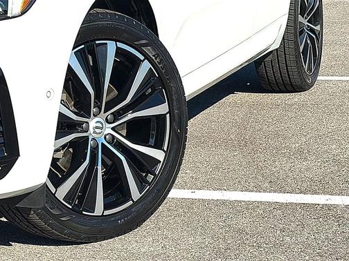 2023 Volvo XC60 B5 Plus Dark Theme