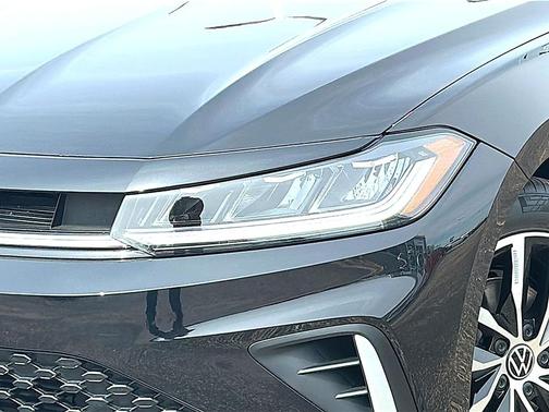 Deep Black Pearl 2026 Volkswagen Jetta 1.4T SE