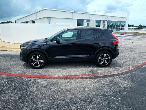 BLACK 2023 Volvo XC40 B5 Core
