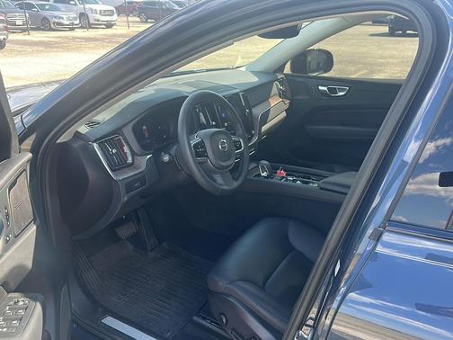 2023 Volvo XC60 B5 Plus Dark Theme