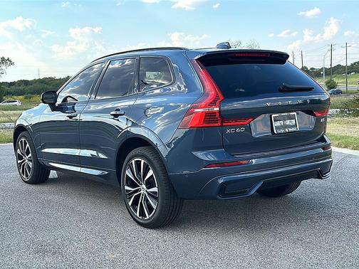 2023 Volvo XC60 B5 Plus Dark Theme