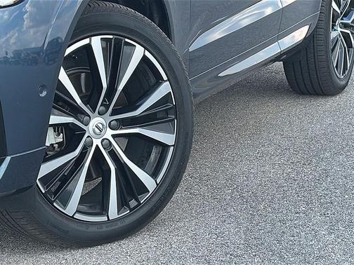 2023 Volvo XC60 B5 Plus Dark Theme