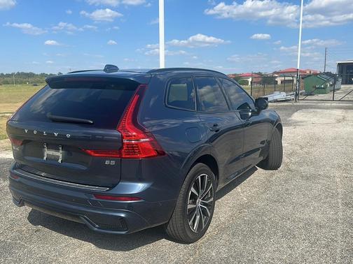 2023 Volvo XC60 B5 Plus Dark Theme