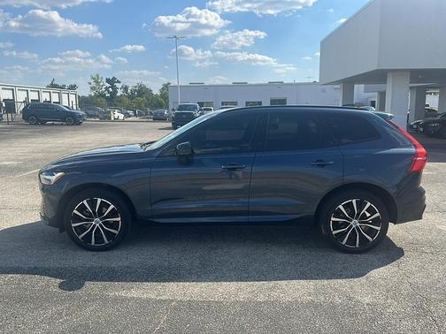 2023 Volvo XC60 B5 Plus Dark Theme