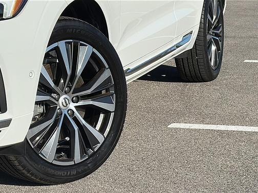 2022 Volvo XC60 Recharge Plug-In Hybrid T8 Inscription Expression