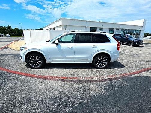 white 2018 Volvo XC90 T6 Momentum