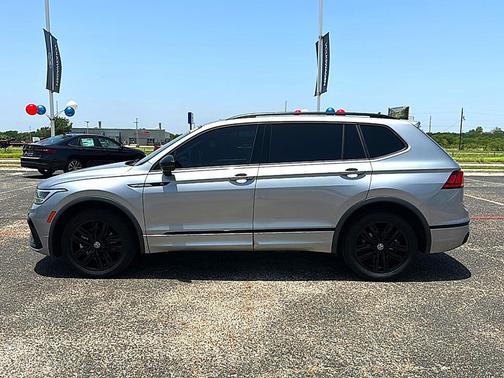 Deep Black Pearl 2022 Volkswagen Tiguan 2.0T SE R-Line Black